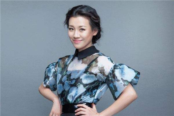 被大13歲導演拋棄，39歲連懷3次生子，如今45歲低調幸福