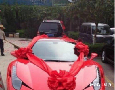 父母陪嫁一輛車，第二天婆婆就要賣掉還債，俺打開車門，婆婆傻住