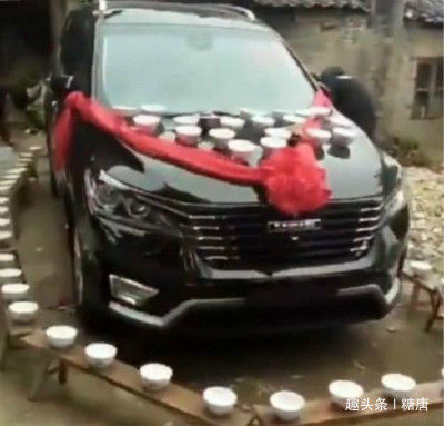 父母陪嫁一輛車，第二天婆婆就要賣掉還債，俺打開車門，婆婆傻住