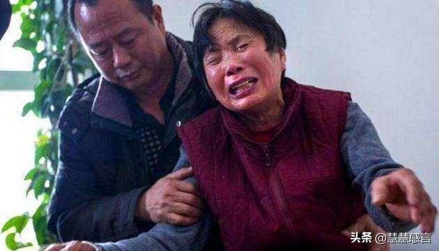 子癱瘓3年，兒媳卻懷孕，婆婆不解，孩子出生後偷摸鑑定，蒙了