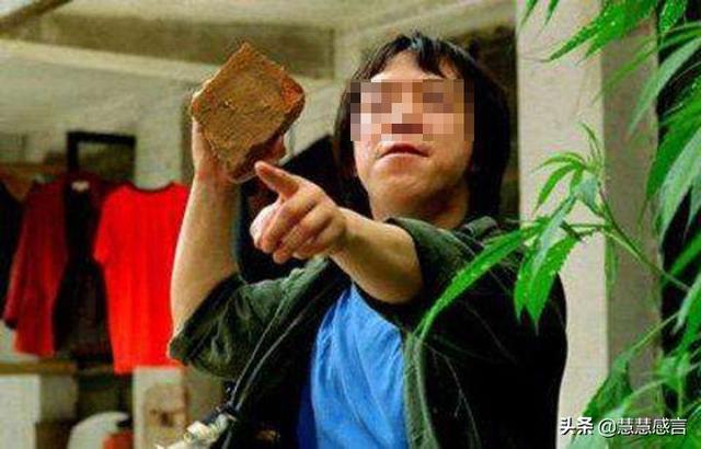兒子不孝，婚後把老母趕出家，只給一破大衣，母親一摸口袋，蒙了