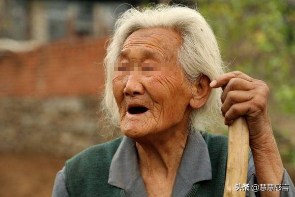 兒子不孝，婚後把老母趕出家，只給一破大衣，母親一摸口袋，蒙了