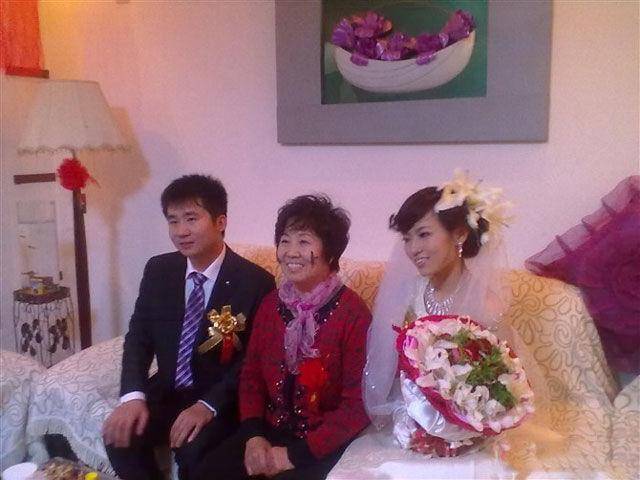 跟老公鬧離婚婆婆叫好，老婆紅色的本子拿出，婆婆態度轉換了