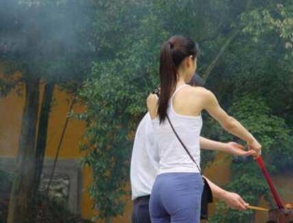跟老公鬧離婚婆婆叫好，老婆紅色的本子拿出，婆婆態度轉換了