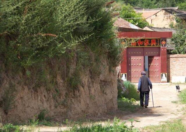 跟老公鬧離婚婆婆叫好，老婆紅色的本子拿出，婆婆態度轉換了