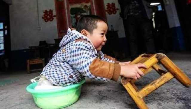 小男孩意外失去了雙腿，媽媽生個二胎的弟弟，他的行為讓媽媽淚目