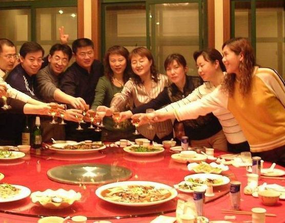 同學聚會來了16個人，一桌全是女生，去前台結帳時，卻愣了..