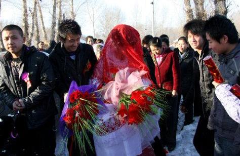 前男友去世後我結婚，婚禮上侄女在窗邊大喊一聲，我的婚禮取消了