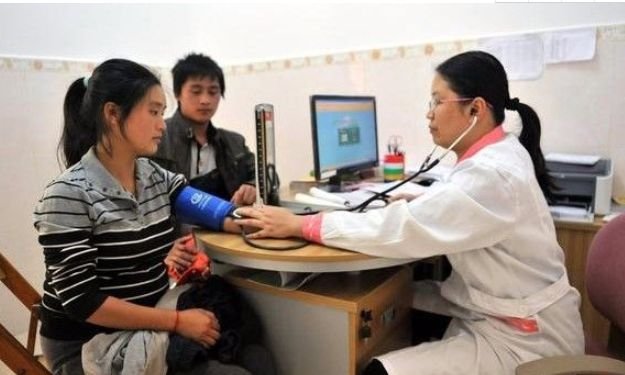 和小姑子同坐月子，看到小姑子房間裡的菜，老公直接掀了桌子