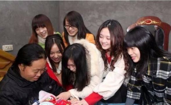 和小姑子同坐月子，看到小姑子房間裡的菜，老公直接掀了桌子