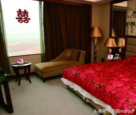 女子嫁帥氣丈夫，新婚夜突然停電，摸黑碰了他身體，女子逃回娘家