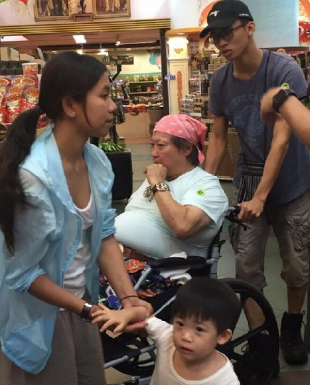  一代功夫巨星洪金寶，晚年被拍到「坐輪椅」多人服侍令人唏噓，網友：歲月病痛不饒人！