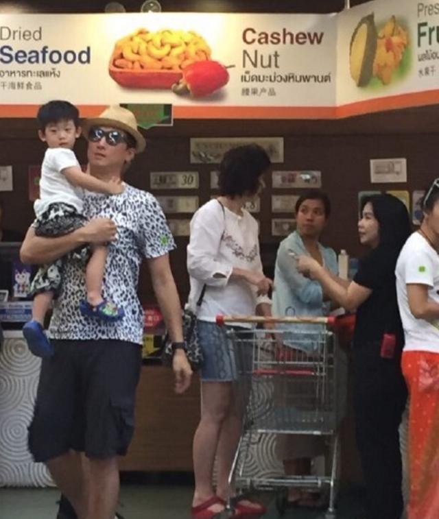  一代功夫巨星洪金寶，晚年被拍到「坐輪椅」多人服侍令人唏噓，網友：歲月病痛不饒人！