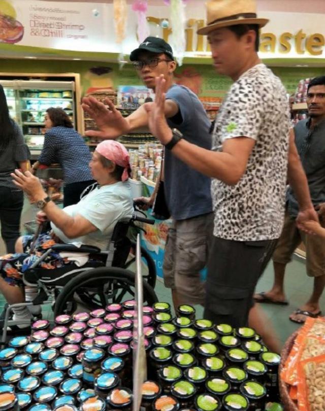  一代功夫巨星洪金寶，晚年被拍到「坐輪椅」多人服侍令人唏噓，網友：歲月病痛不饒人！