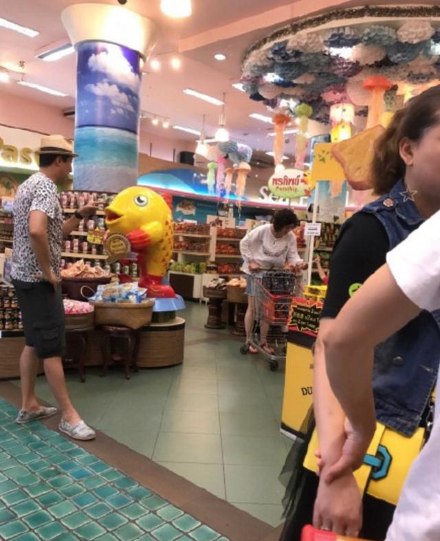  一代功夫巨星洪金寶，晚年被拍到「坐輪椅」多人服侍令人唏噓，網友：歲月病痛不饒人！