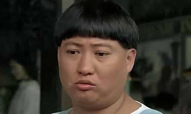  一代功夫巨星洪金寶，晚年被拍到「坐輪椅」多人服侍令人唏噓，網友：歲月病痛不饒人！