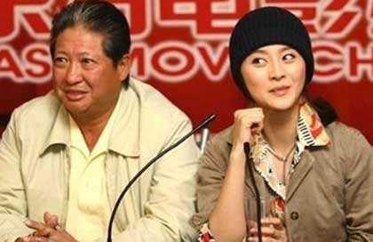  一代功夫巨星洪金寶，晚年被拍到「坐輪椅」多人服侍令人唏噓，網友：歲月病痛不饒人！