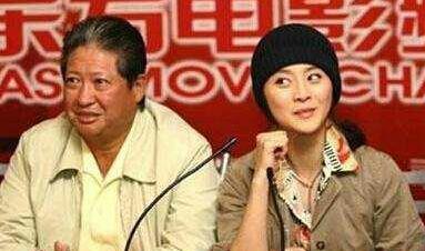  一代功夫巨星洪金寶，晚年被拍到「坐輪椅」多人服侍令人唏噓，網友：歲月病痛不饒人！
