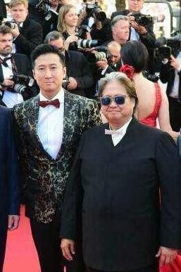  一代功夫巨星洪金寶，晚年被拍到「坐輪椅」多人服侍令人唏噓，網友：歲月病痛不饒人！