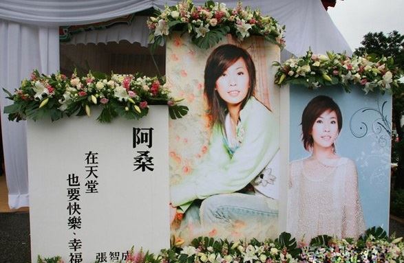  一曲成名，剛要紅就遭遇不幸！婚禮前突然得病，34歲卻遺憾去世了！庾澄慶、SHE祭奠，好友張智成崩潰痛哭！