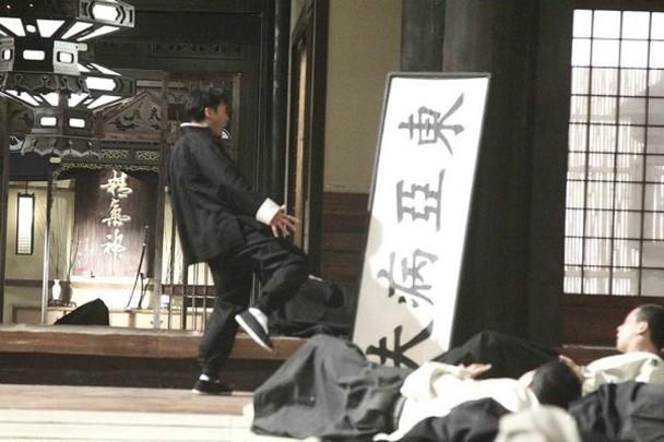 甄子丹一家出席晚宴遭受外國人歧視，太太汪詩詩帶隊直接離開！