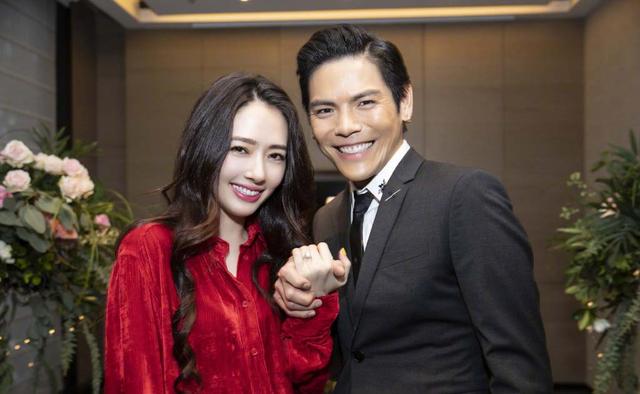 笑抽！向佐一家求婚成功笑靨如花，郭碧婷老爸嫁女卻滿面愁容！