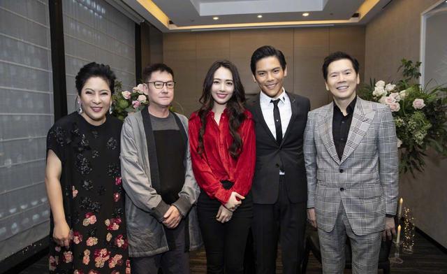 笑抽！向佐一家求婚成功笑靨如花，郭碧婷老爸嫁女卻滿面愁容！