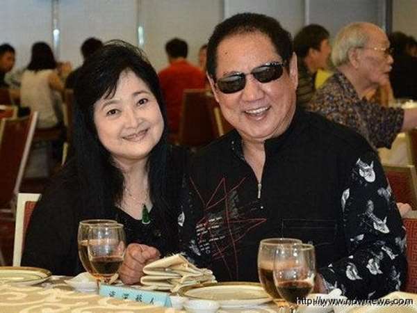  她才25歲就嫁給有「5個孩子」的他，兩人攜手走過30多年，原來是靠「這招」收服這個老大哥！