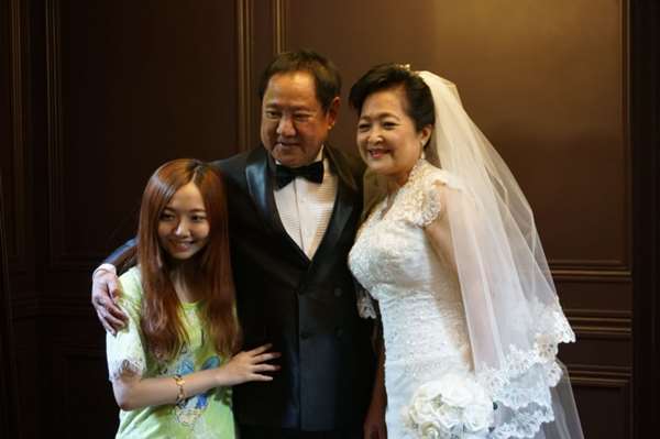  她才25歲就嫁給有「5個孩子」的他，兩人攜手走過30多年，原來是靠「這招」收服這個老大哥！