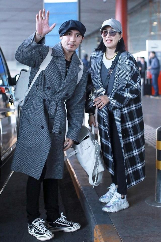 49歲鍾麗緹機場高調秀恩愛，卻被59歲婆婆搶鏡，穿格紋大衣太有范！