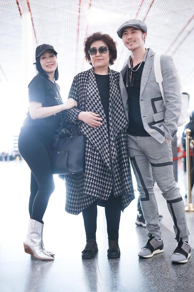 49歲鍾麗緹機場高調秀恩愛，卻被59歲婆婆搶鏡，穿格紋大衣太有范！