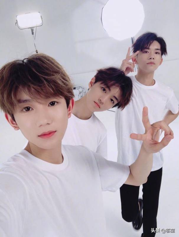 新一代四小花封面合影和TFBOYS撞風格，原來出自同一位攝影師