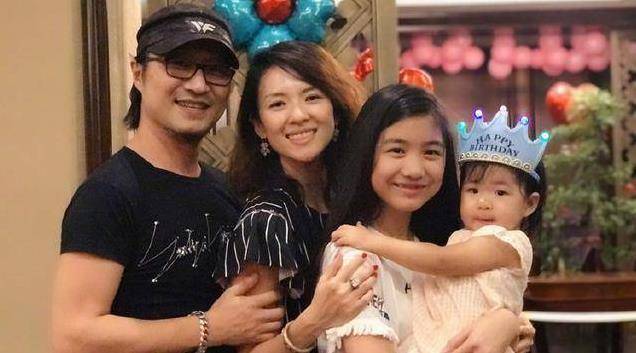 章子怡曬溫馨全家福，有誰注意到汪峰的手了? 網友：看不下去了~