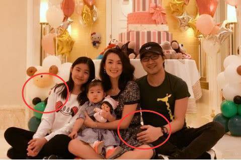 章子怡曬溫馨全家福，有誰注意到汪峰的手了? 網友：看不下去了~