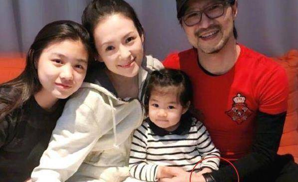 章子怡曬溫馨全家福，有誰注意到汪峰的手了? 網友：看不下去了~