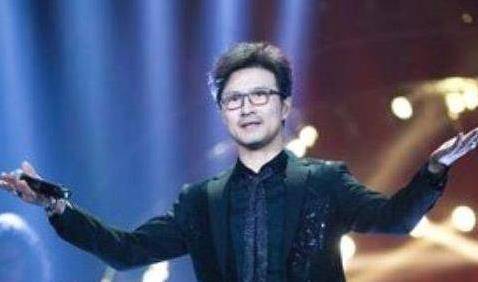 章子怡曬溫馨全家福，有誰注意到汪峰的手了? 網友：看不下去了~