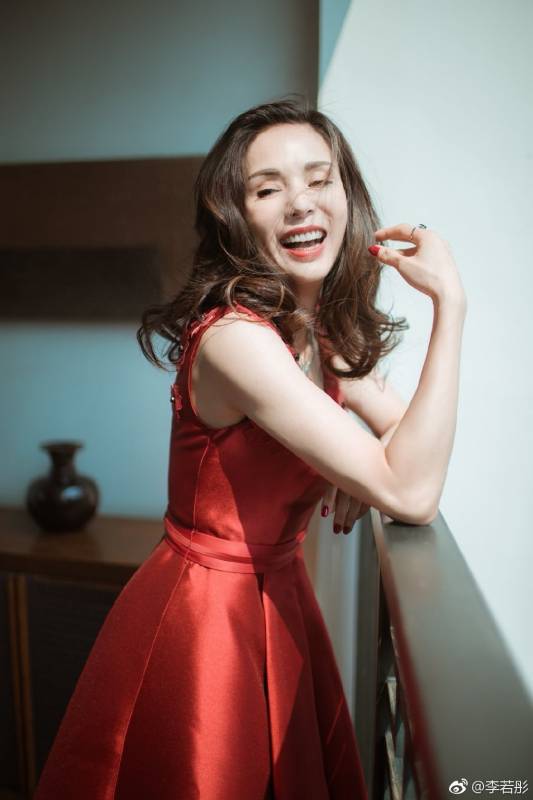 52歲最美小龍女 ,藏不住的凍齡仙氣，讓人忍不住想多看幾眼 曝近照 一彎腰…網噴鼻血