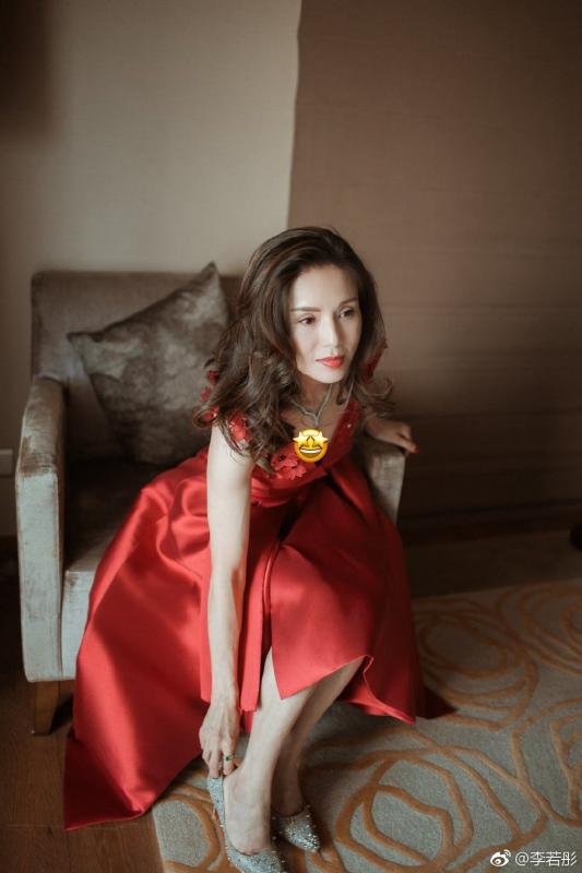 52歲最美小龍女 ,藏不住的凍齡仙氣，讓人忍不住想多看幾眼 曝近照 一彎腰…網噴鼻血