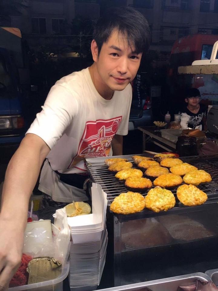 他「三度道歉」依然遭冷凍！《戲說台灣》10年班底如今轉成「夜市型男」擺攤維生 