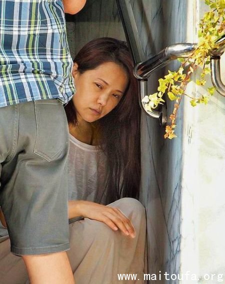 伊能靜「近照曝光」，臉上塗滿 3層粉，居然擋不住整容失敗 留下的玻尿酸阿！ 