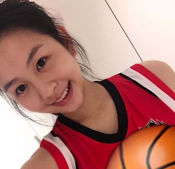 本以為邱淑貞女兒夠美了，但看到了朱茵女兒，全世界等她長大!