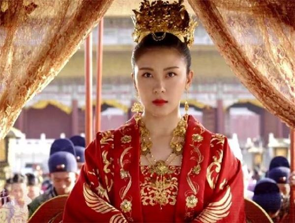 她24歲被導演安排「一脫成名」，為做慈善「捐光10億家產」，如今40歲單身未嫁活成女神！
