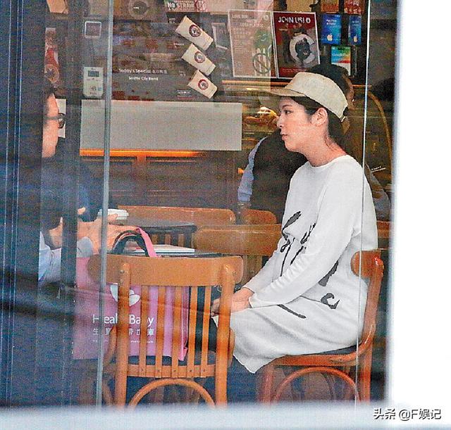 【不要命了是嗎？】這位TVB視帝的老婆是個手機控，挺著孕肚過馬路時顧著玩手機！