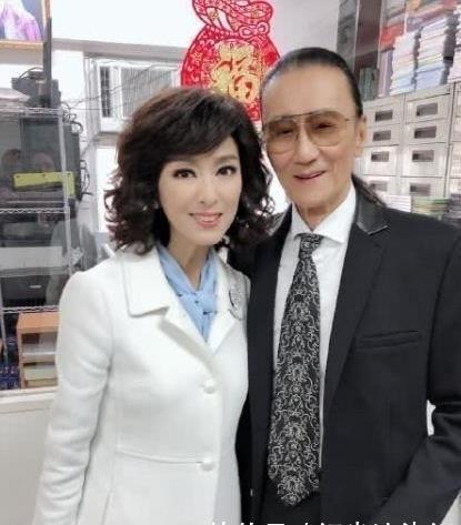 六十三歲米雪近照曝光，白嫩皮膚引熱議，而米雪也再未談婚論嫁，至今仍是孤身一人，真是一個痴情的女子啊