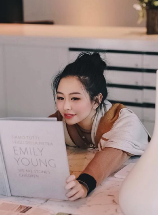 邱淑貞20歲女兒新照曝光上熱搜！顏值不輸媽媽，網友大呼可以出道 