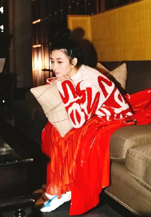 邱淑貞20歲女兒新照曝光上熱搜！顏值不輸媽媽，網友大呼可以出道 