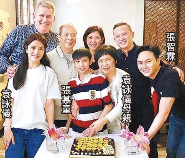 袁詠儀三代同堂為媽媽慶生，網友：一家都是高顏值！