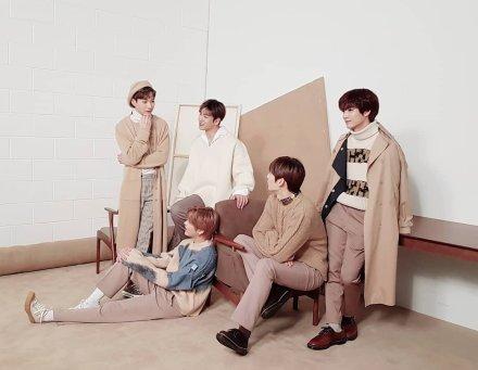 時隔三年終於完全體，旼炫回歸NU&#x27;EST，官方公布手燈造型！