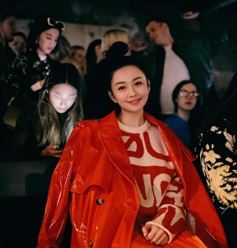 超越邱淑貞！最美星二代『沈月』狂Po時裝周美照,「小露香肩+鎖骨」惹網友暴動！