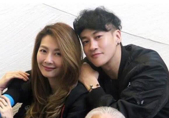 何潤東結婚3年從不曬老婆，看了他老婆的照片後，網友：用心良苦